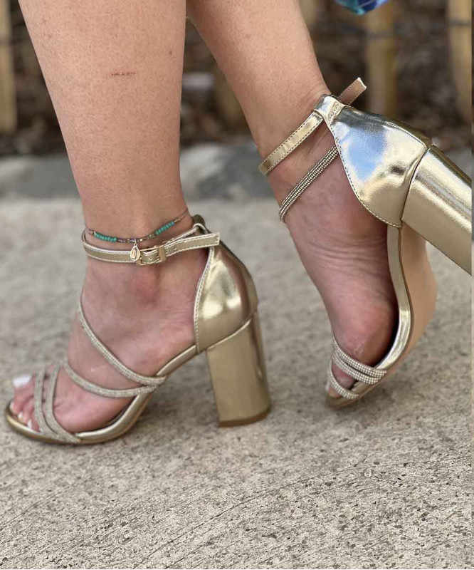 Sandales à talons dorés brides à strass