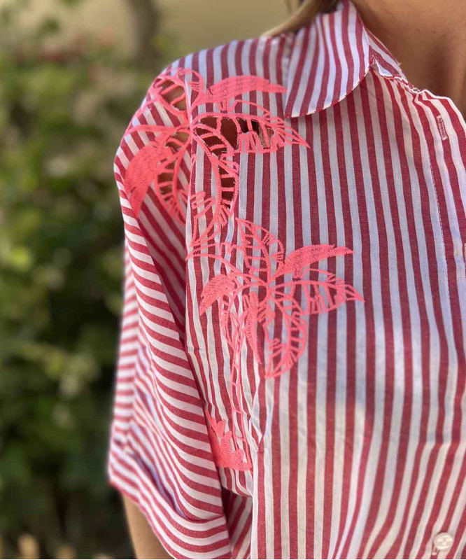 Chemise à rayures rouge palmiers ajourés
