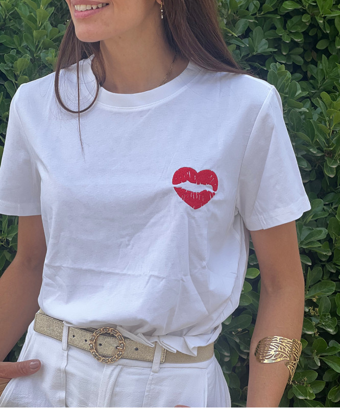 Tee-shirt blanc bouche forme coeur rouge