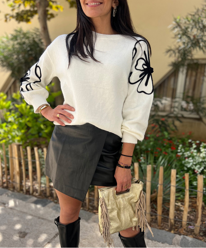 Pull blanc fleurs noires sur les manches